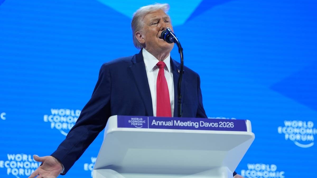 Donald Trump in Elveția, la Davos 2026, vorbeste la microfon, sime ambele maini larg deschise