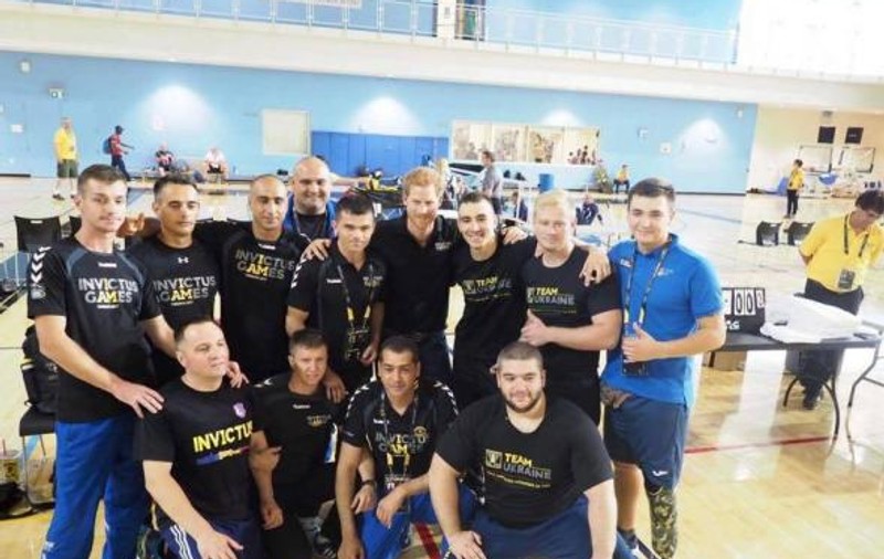 Prinţul Harry a vizitat echipa României la Jocurile Invictus şi s-a fotografiat cu militarii răniţi în teatrele de operaţiuni