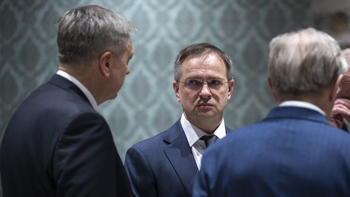 Vladimir Medinski (în centrul imaginii), în mijlocul unor negociatori ruși aflați la Istanbul Foto: Profimedia
