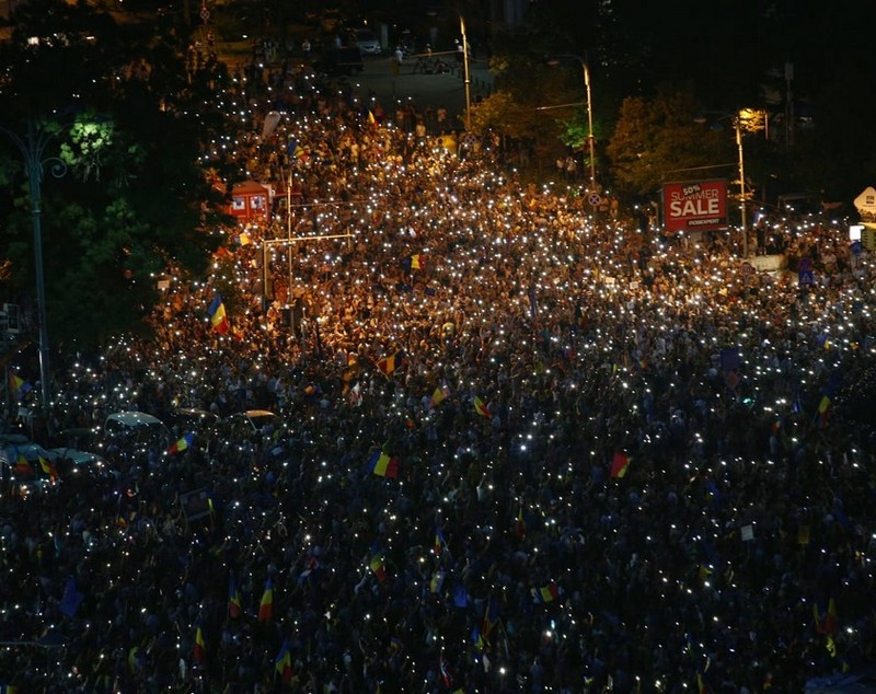 UPDATE. Război de stradă între jandarmi și huligani, în Piața Victoriei. 452 de persoane rănite / VIDEO&FOTO