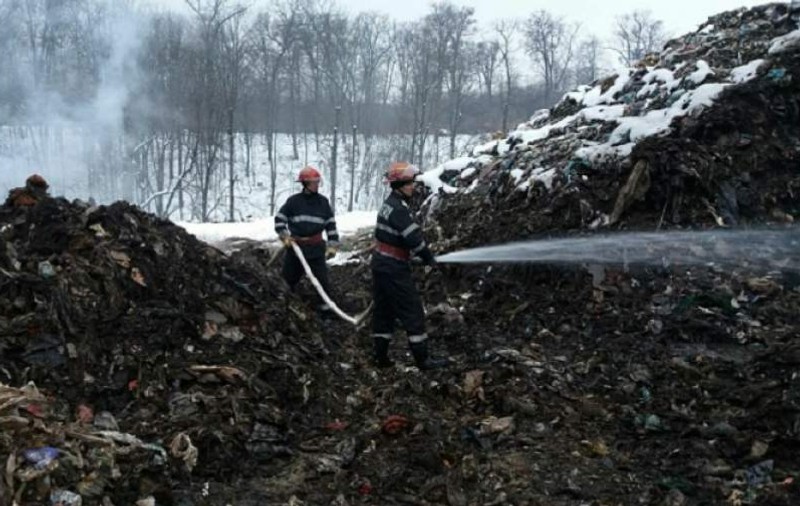 Incendiu la groapa de gunoi din Măldăreşti. Pompierii au intervenit de urgență