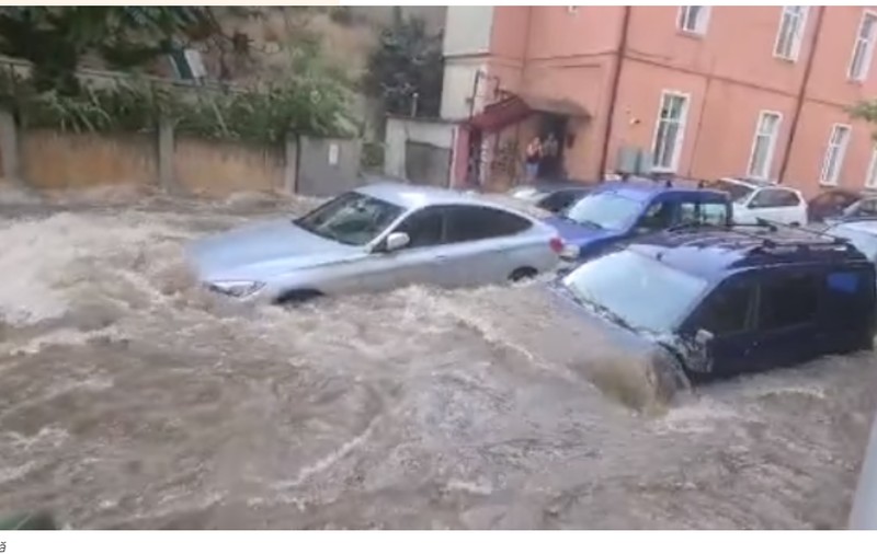 Mesaj Ro-Alert de vijelie în Craiova, după ce și sâmbătă orașul a fost lovit de o furtună puternică