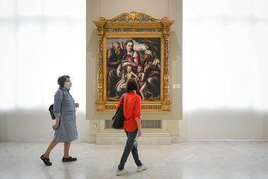Două femei ce poartă măști de protecție vizitează Galeria Permanență de Artă Europeană | Foto: Hepta