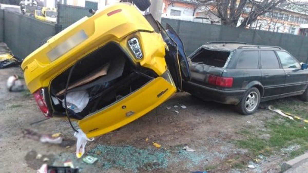 Carambol cu două autoturisme și un TIR la Șcheia. Taxi răsturnat peste o mașină parcată, după impactul cu un TIR
