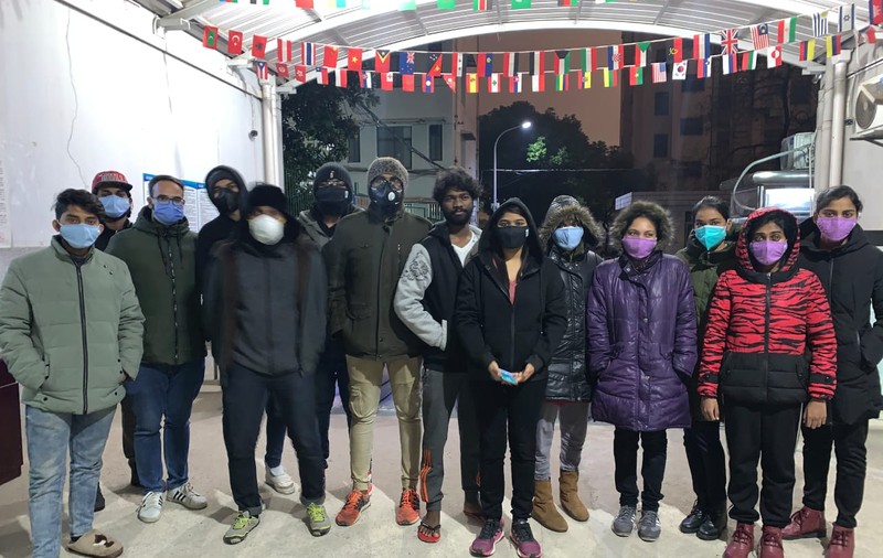 Studenți indieni blocați într-un campus universitar din Wuhan. Mai au alimente doar pentru o zi, dar se tem să iasă de teama coronavirusului