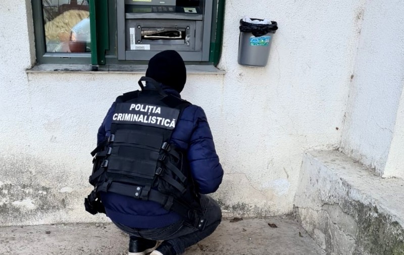 Poliția, despre hoții care au încercat să detoneze un bancomat în Vrancea: "Au acționat profesionist, și-au făcut 'studiile' în străinătate. Sunt cercetați și pentru fapte comise în afara granițelor"