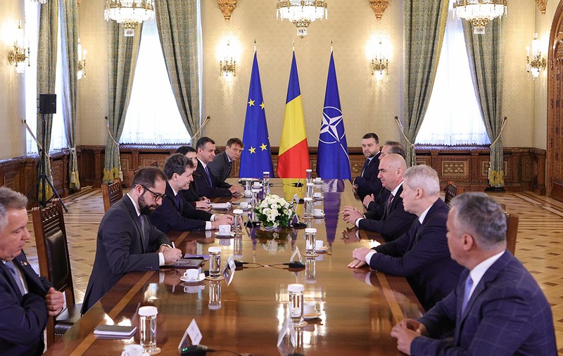 Cărbunele încins al puterii. Cum partidele fug de guvernare și aruncă țara între orgolii. Criza politică prelungită și prețul pe care îl plătește un stat lăsat fără pilot