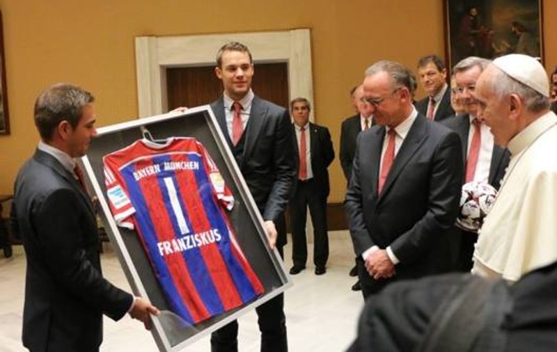 FOTO & VIDEO INEDIT / Absolut INCREDIBIL: ^Papa la picioarele lui Pep!