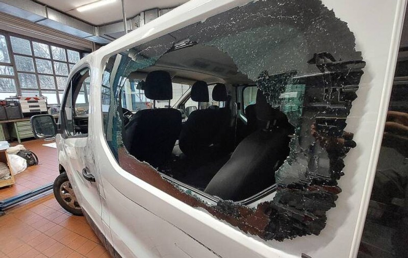 Polițista care a tras cu pușca de asalt în mașina unui român, în Austria, și a rănit un pasager a cărui viață e în pericol e anchetată pentru tentativă de omor