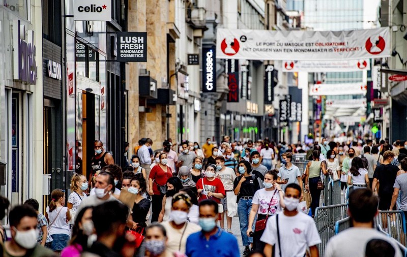 Conectivitatea și inegalitățile sociale, acceleratori mai mari de COVID-19 decât aglomerările urbane. Studii recente demontează ipoteze de la începutul pandemiei