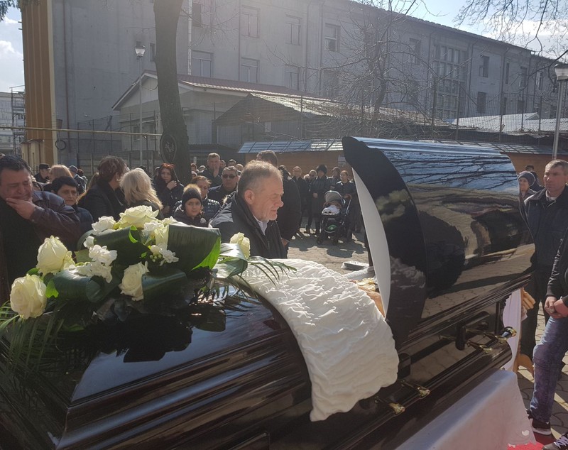 FOTO/ Liderul țiganilor din Moldova, înmormântat la Vaslui. La procesiune au fost mii de oameni, iar traficul a fost perturbat