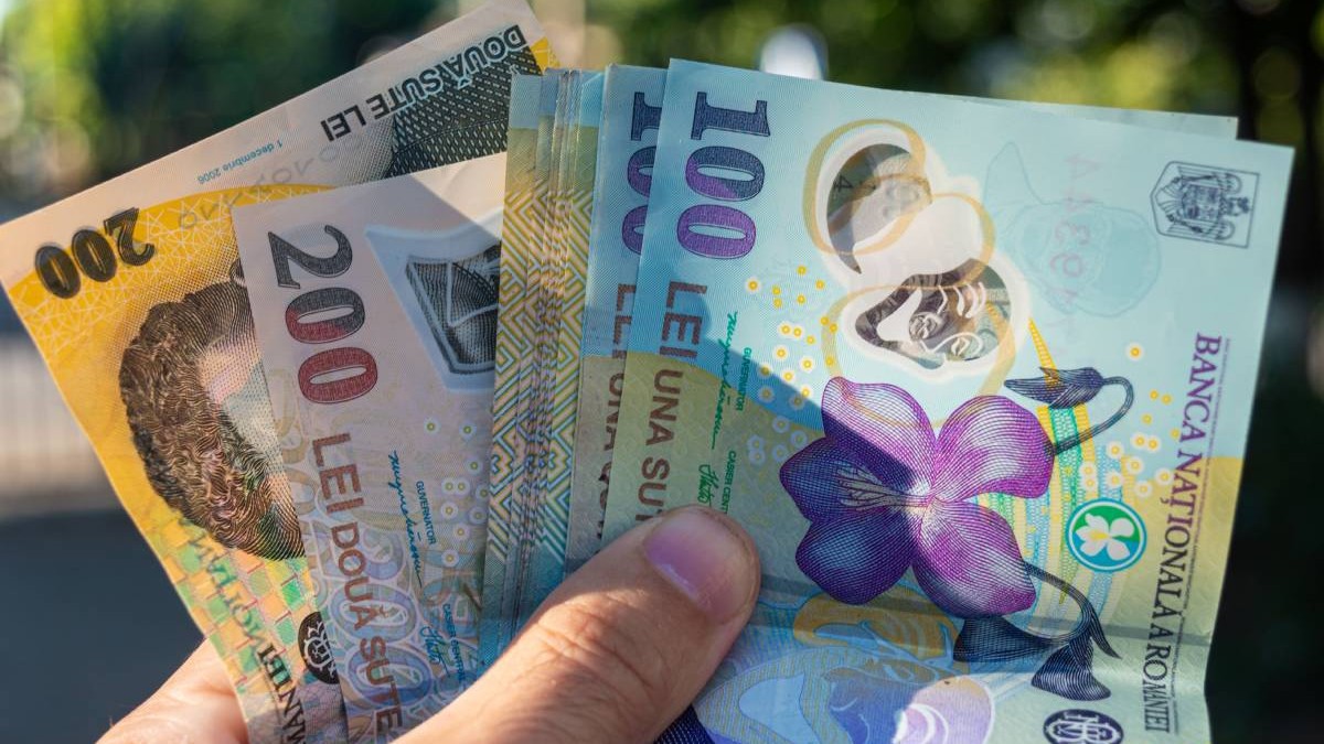 Mai multe bancnote de 100 si 200 de lei