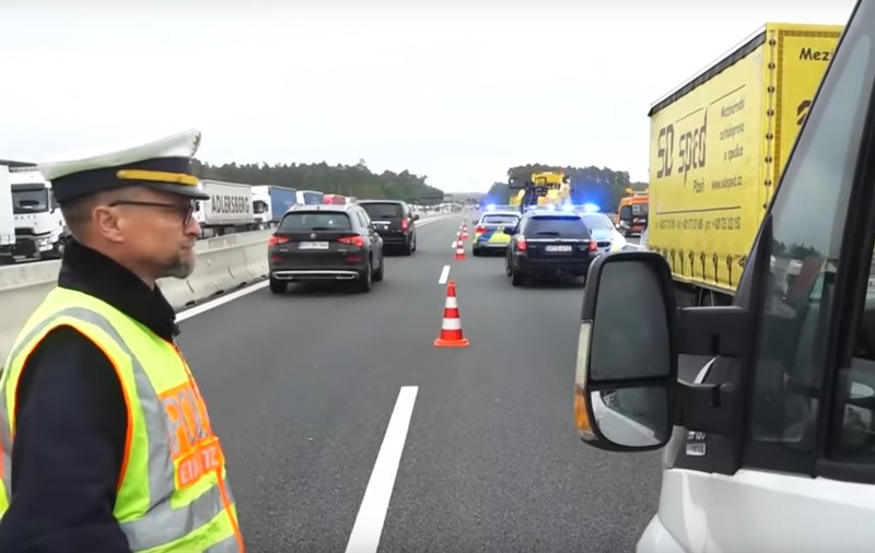 Șofer român obligat de un polițist din Germania să se uite la victima unui accident rutier. Ce l-a determinat pe omul legii să recurgă la acest gest