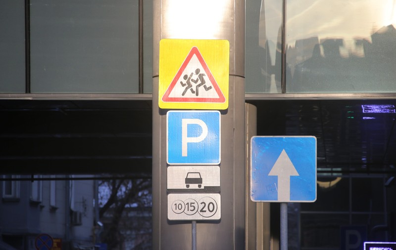 O femeie din Bistrița și-a pierdut nepoții în parcarea unui magazin