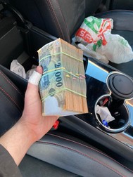 Banii găsiți la unul dintre cei arestați. Foto: NAV