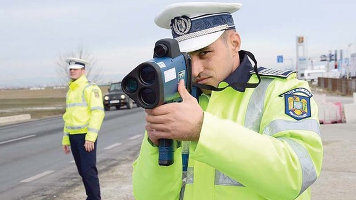 Politistii rutieri nu vor radarele la vedere. Polițist cu radar mobil, tip pistol