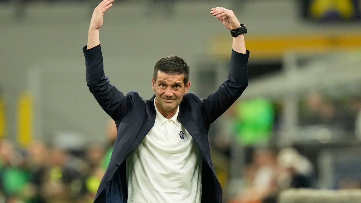 Cristi Chivu cu mainile desupra capului, bucuros