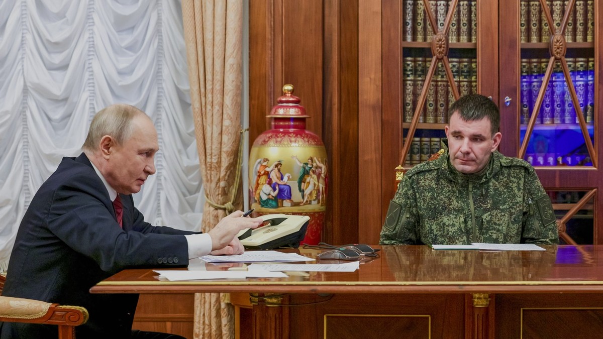 Vladimir Putin (stânga) se filmează în timp ce vorbește cu Denis Pirogov, un comandant în armata rusă Foto: Profimedia