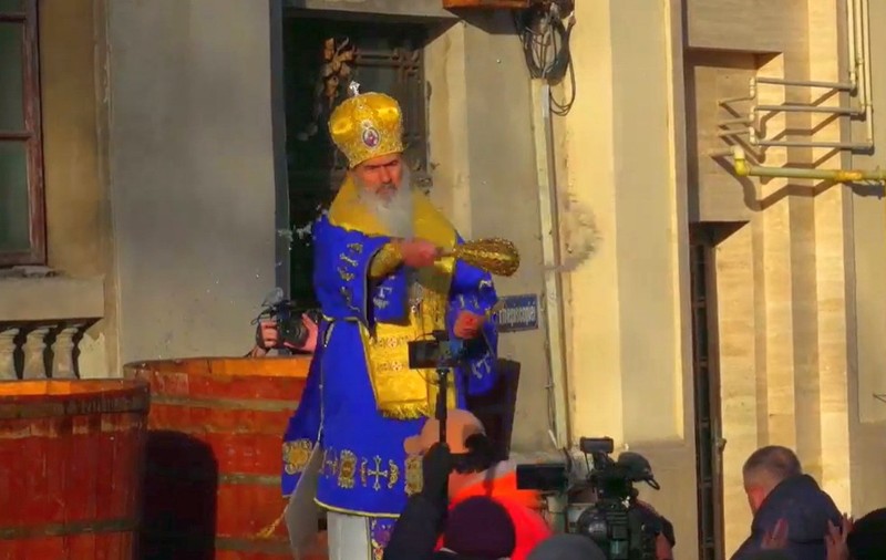 Teodosie a oficiat Sfinţirea Mare a Apei în ajun de Bobotează. Arhiepiscopul Tomisului a fost trimis în judecată anul trecut