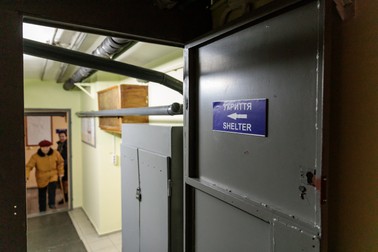 La subsolul operei este un adăpost antiaerian unde se adăpostesc artiștii și spectatorii când sunt alarme