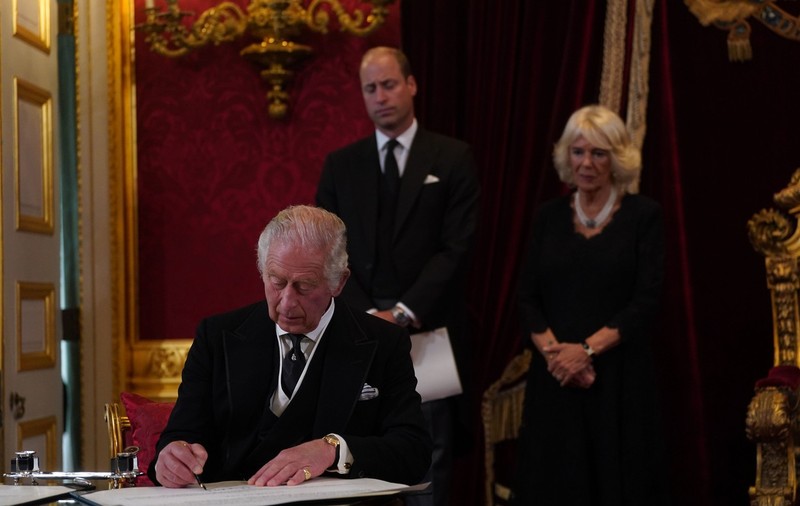 Regele Charles al III-lea, furios pe asistentul său în timpul semnării proclamației regale. Ce i-a atras nemulțumirea