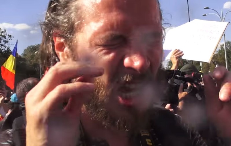 VIDEO | Jurnalistul german Paul Arne Wagner a fost gazat de jandarmi la mitingul diasporei, după ce în luna iunie a fost reținut la un alt protest