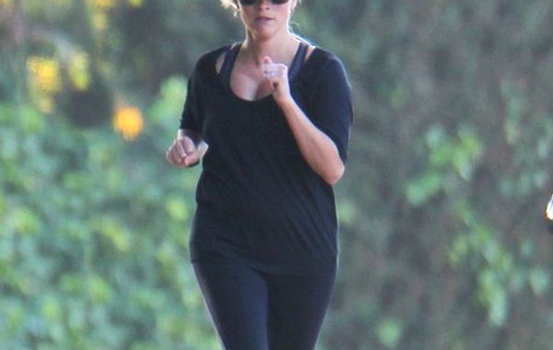 O gravidă activă! Reese Witherspoon, însărcinată la jogging | FOTO