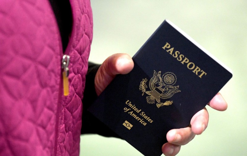 O româncă a cerut pașaport american și a aflat că era căutată de 9 ani în Belgia, ca să fie judecată și condamnată