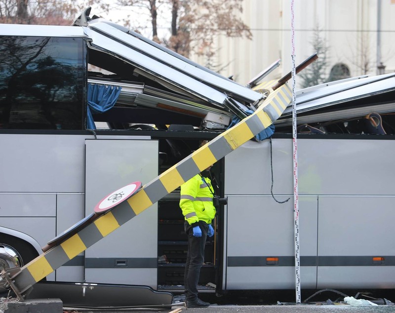 Impact violent la intrarea în Pasajul Unirii. Un mort și 24 de răniți, după ce un autocar cu turiști a intrat în limitatorul de înălțime