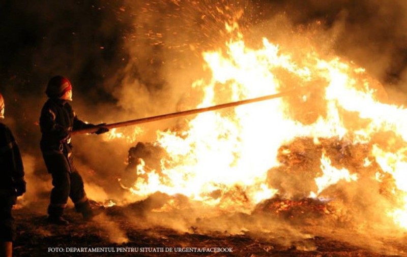 Incendiu puternic în Botoşani. Adăpost de animale, cuprins de flăcări