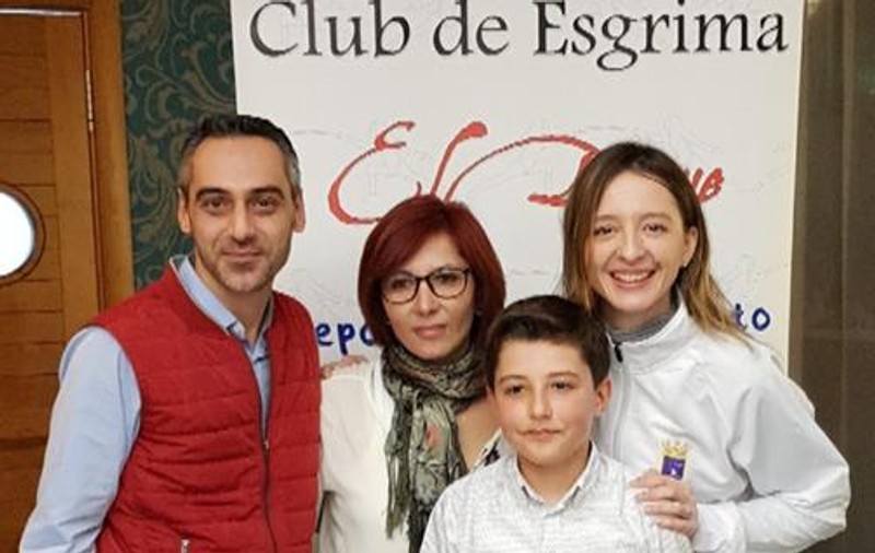 Ana-Maria Brânză susține o fostă colegă să-și îndeplinească visul în Spania. Ziua barmaniță, seara antrenoare de scrimă!