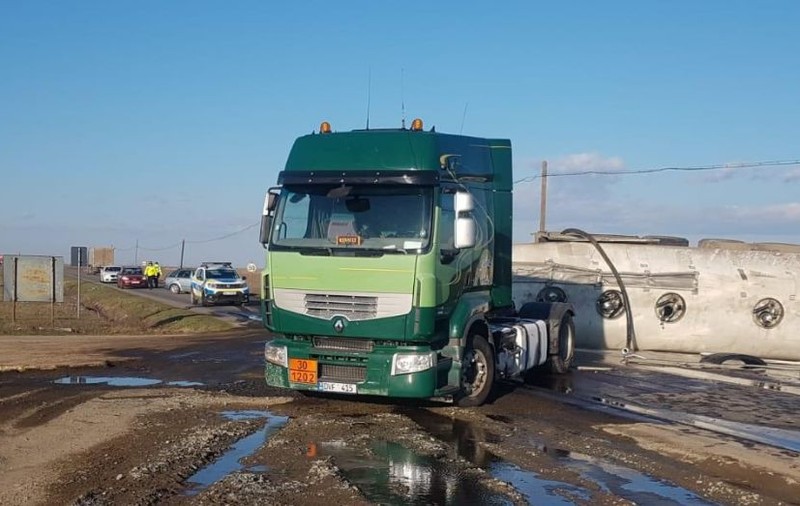 O autocisternă încărcată cu motorină s-a răsturnat în Brăila: Traficul este blocat