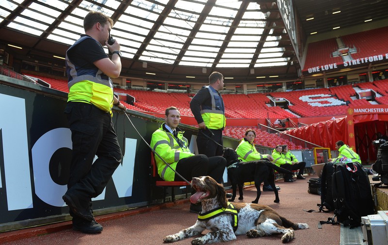 Motivul incredibil pentru care au fost evacuați 20.000 de oameni de pe stadion la meciul United - Bournemouth