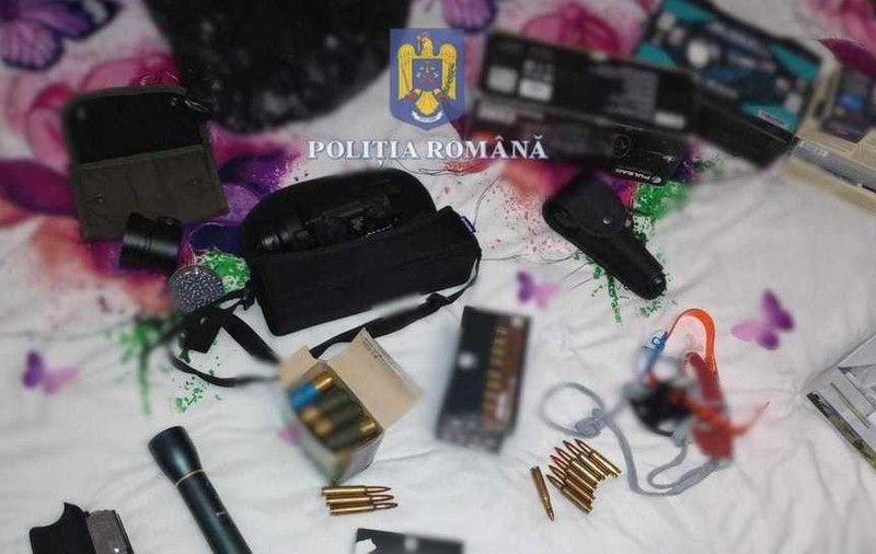 Doi bărbați din Caraș-Severin au fost reținuți după ce polițiștii au găsit arme de vânătoare și muniție, în urma unor percheziții domiciliare