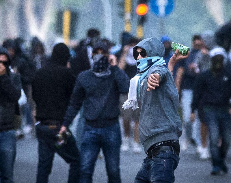 Sânge în ”Cetatea Eternă”! Doi fani ai echipei AS Roma au fost înjunghiați de rivalii de la Lazio! Confruntări violente între ultrași și forțele de ordine / GALERIE FOTO & VIDEO