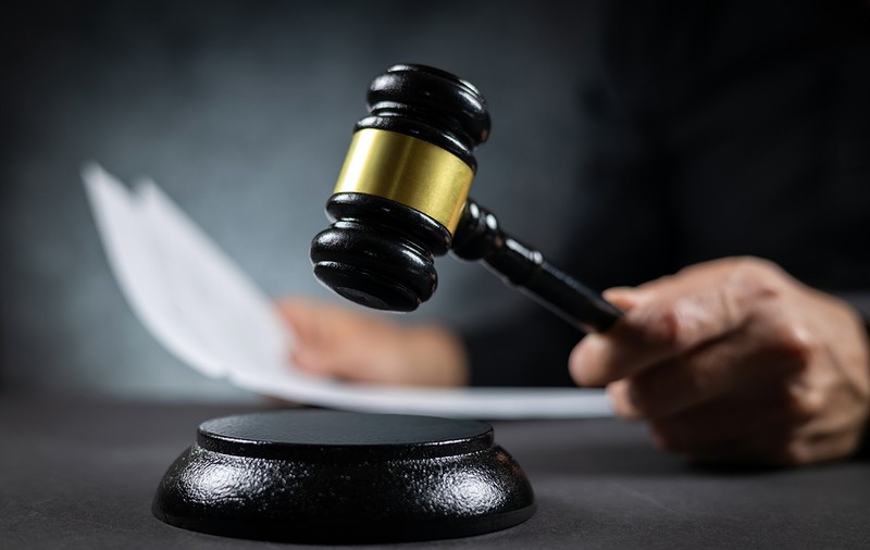 Bărbat condamnat la doar 2 ani cu suspendare și 2.000 de euro daune morale, după ce a abuzat-o sexual pe minora pe care o avea în plasament. Motivarea instanței, ținută la secret