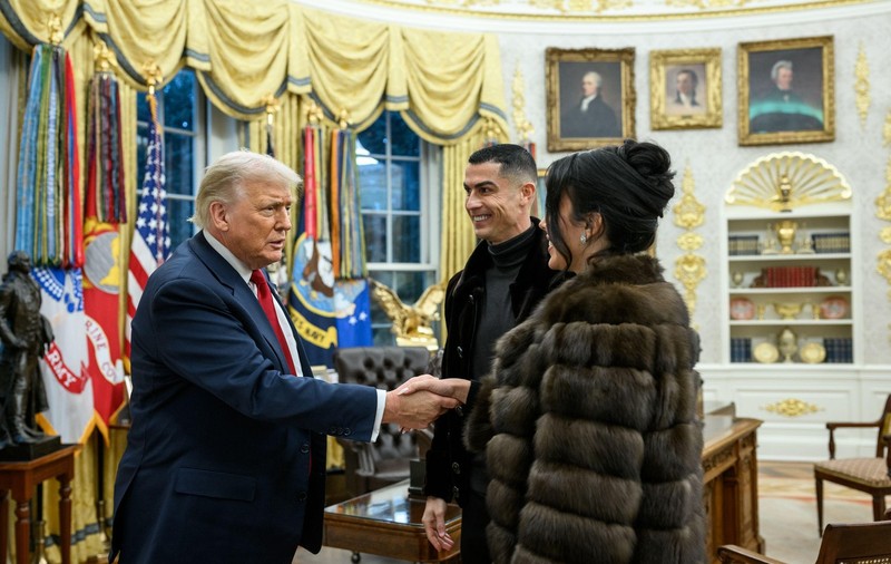 Cum s-a îmbrăcat Georgina Rodriguez la întâlnirea cu Donald Trump, în Biroul Oval de la Casa Albă. Inelul de 3 milioane de dolari l-a avut pe deget