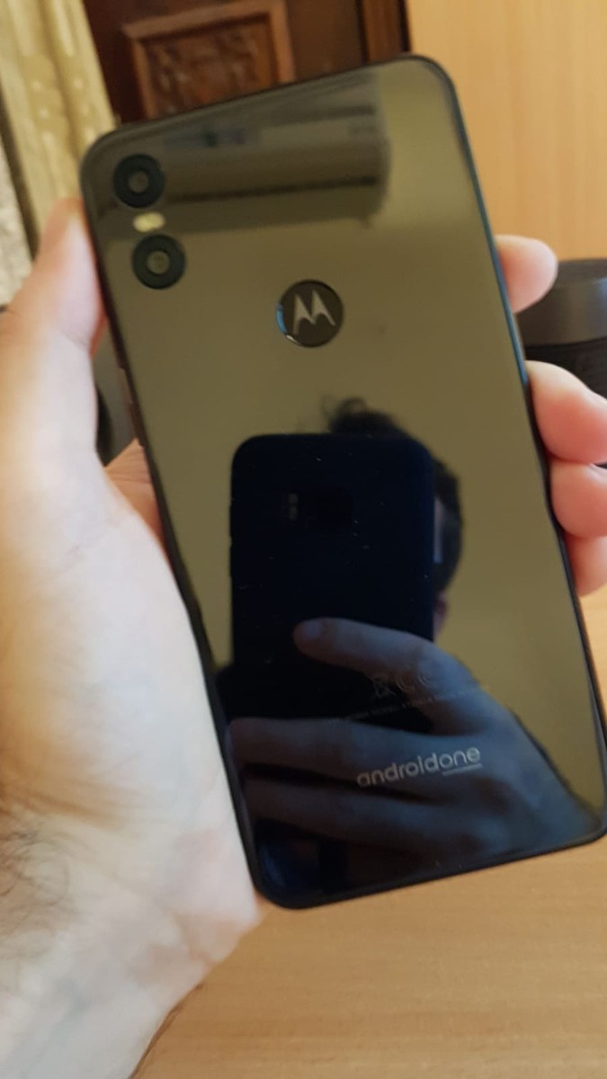 Motorola One cu spatele