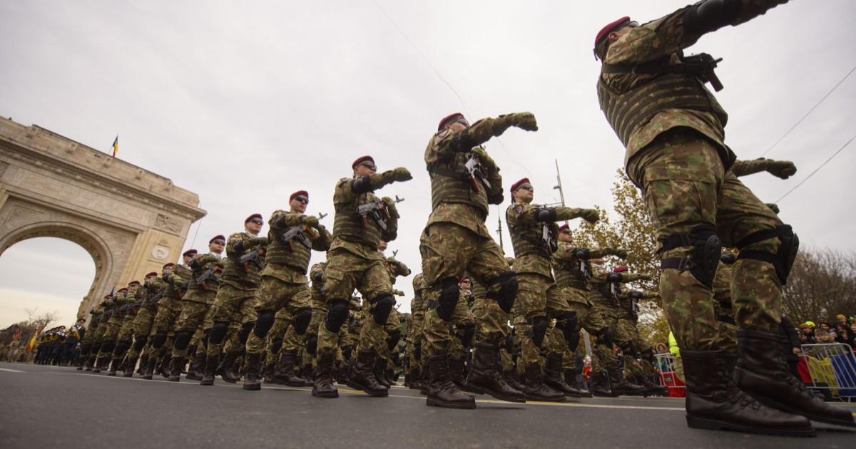 Militari care defilează în timpul paradei militare dedicată sărbatoririi Zilei Naționale, la Arcul de Triumf, în 2023
