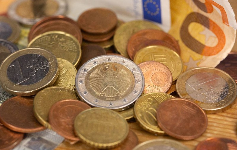 România, departe de a trece la euro ca Bulgaria: cel mai mare deficit bugetar din UE, austeritate și o extremă dreaptă pregătită de alegerile din 2028