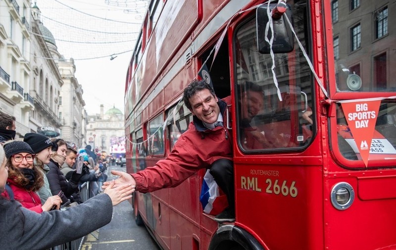 Un șofer de autobuz a fost dat afară după ce a prins un hoț de bijuterii și l-a lăsat inconștient cu un singur pumn, în Londra