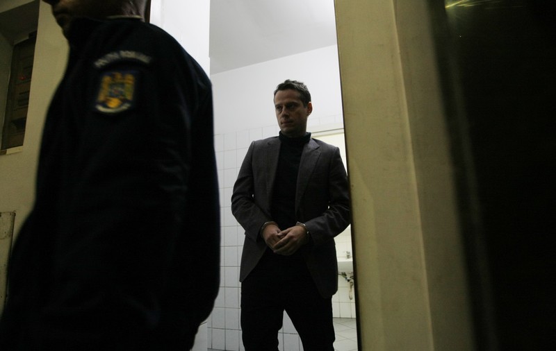IMAGINI cu Andrei Hrebenciuc ÎNCĂTUŞAT. Fostul IUBIT al Elenei Băsescu, reţinut pentru complicitate la trafic de influenţă şi spălare de bani | FOTO & VIDEO
