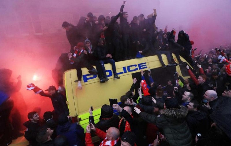Bătăi înainte de meciul Liverpool - AS Roma. Huliganii italieni i-au bătut și înjunghiat pe englezi. Două arestări