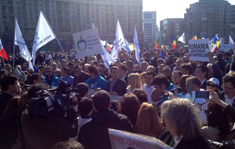 Protest al Partidului Mişcarea Populară, în Capitală, faţă de suplimentarea accizei la combustibil. Elena Udrea, printre manifestanţi