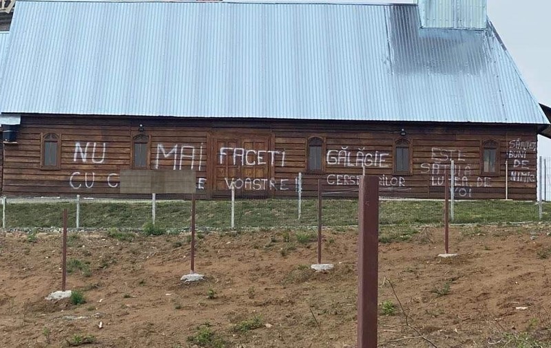 Mesaje jignitoare pe pereții unei biserici din Maramureș, din cauza slujbelor difuzate la volum ridicat