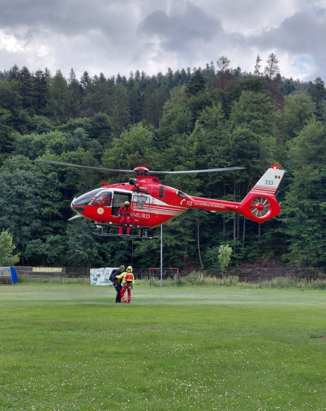4 alpiniști s-au prăbușit în zona Valea Albișoarei, din Bușteni: unul dintre ei a murit, a intervenit elicopterul SMURD