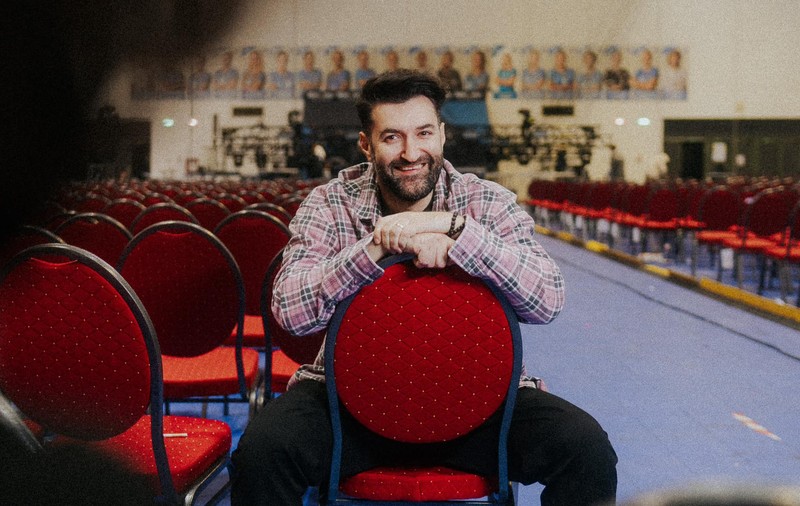 Imaginea cu Smiley și fiica Josephine de la filmările noului sezon „Vocea României” a făcut furori. Artistul a zis: „A venit să-mi ureze baftă”