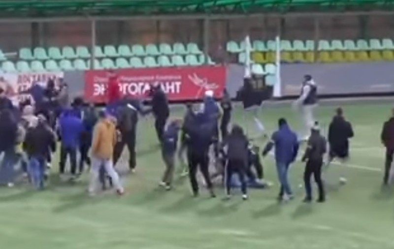 Violență extremă. Rușii șochează din nou lumea cu o bătaie ca-n filme! De data asta, huliganii s-au caftit chiar pe teren! | VIDEO