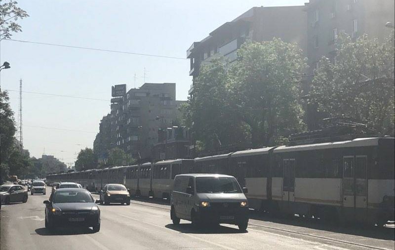 Tramvaiele liniei 1, blocate pe șoseaua Ștefan cel Mare din București în urma unui accident rutier | GALERIE FOTO