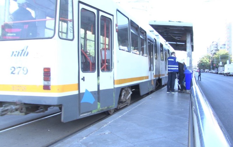 Controlor RATB, înjunghiat în stația de tramvai. Bărbatul a fost atacat de amicul unui călător pe care l-a prins fără bilet